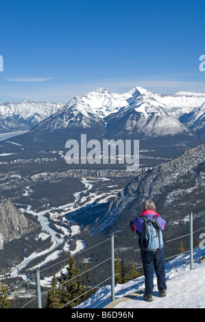 Vues de Banff et de la vallée de la Bow entourées par les montagnes Rocheuses depuis le sommet du mont Sulphur, du parc national Banff, de Banff Alberta Canada Banque D'Images