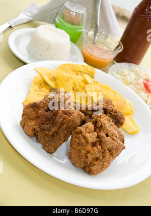 Bocas de poulet et de plantain tostones patacones fried chips de banane chou râpé tomates repas typique photographié dans Nicaragu Banque D'Images