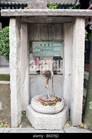 Chine XIAN Gujing ancien puits fait don pour l'affichage dans les beaux jardins de la Grande Mosquée de Xi An Banque D'Images