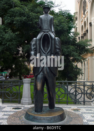 MONUMENT DE FRANZ KAFKA PAR SYNAGOGUE ESPAGNOLE Quartier Juif Josefov Prague RÉPUBLIQUE TCHÈQUE Banque D'Images