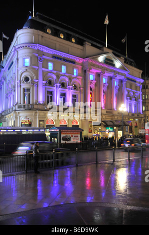 Le bâtiment du Trocadéro de Londres illuminé façade baroque victorienne à l'intérieur du complexe commercial et de divertissement. Des lumières colorées se reflètent sur les routes humides du Royaume-Uni Banque D'Images