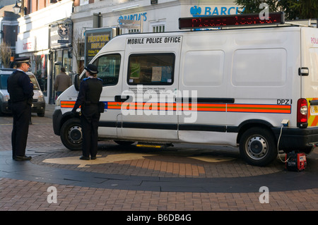 Bureau de Police mobile avec 2 PCSO s agents de soutien communautaire de la police Banque D'Images