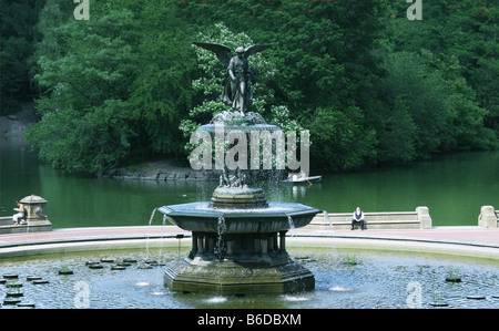 Bethesda Fountain, Central Park, New York City. La sculpture au sommet est Angel de l'eau et a été conçu par Emma Stebbins en 1873. Banque D'Images