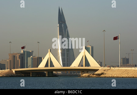 BRN Bahreïn, Manama : vu de l'Muharraq côté. Bahrain World Trade Centre et les tours de l'Édifice du port financier Banque D'Images