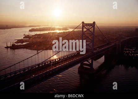 Ben Franklin Bridge au lever du soleil, enjambant la rivière Delaware entre Philadelphie, Pennsylvanie, et Camden, New Jersey, USA Banque D'Images