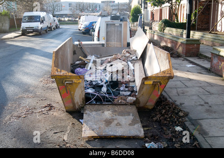 Skip to trash rubbish junk scrap conteneur jetable peut disposer des déchets élimination vider l'élimination des déchets, enfouissement d'impôt britannique bac Banque D'Images