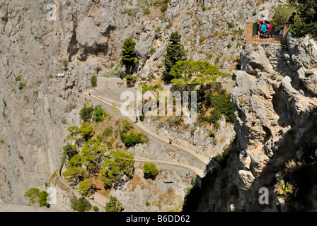 Via Krupp pathway a été construit au début des années 1900 s' surmonter une différence de hauteur de 100 mètres, l'île de Capri, Campanie, Italie. Banque D'Images