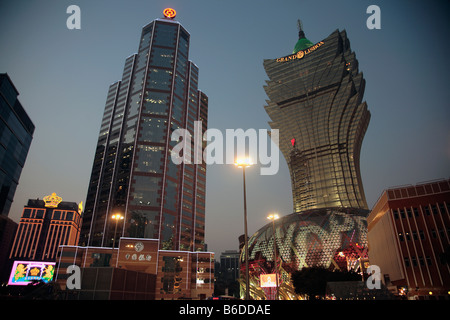 Banque de Chine Macao Chine Grand Lisboa Casino at night Banque D'Images