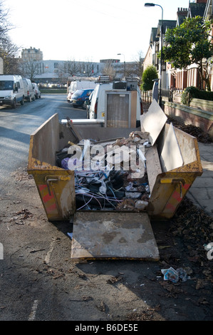 Skip to trash rubbish junk scrap conteneur jetable peut disposer des déchets élimination vider l'élimination des déchets, enfouissement d'impôt britannique bac Banque D'Images