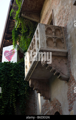 Le balcon de Juliette à Vérone à partir de l'histoire de Roméo et Juliette. Italie Banque D'Images