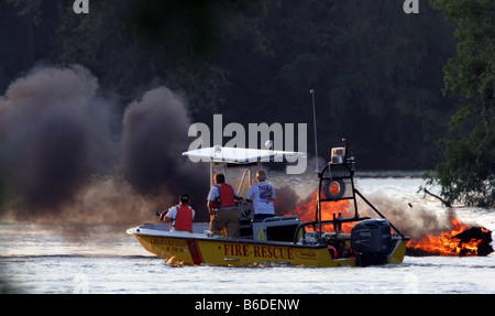 Chesterfield, Virginie. Le personnel des services d'incendie et d'urgence de répondre à un bateau-feu sur la James River, les 3 personnes secourues. Banque D'Images