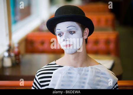 Jeune homme, visage peint, mime, smiling Banque D'Images