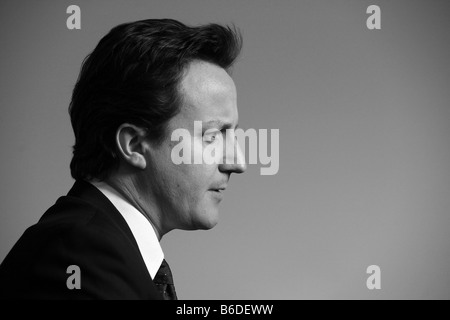 Le chef du parti conservateur David Cameron en noir et blanc de profil Banque D'Images