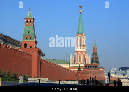 Les tours et murs en brique rouge de Kremlin de Moscou, l'architecture de la ville, de la place Rouge, Moscou, Russie Banque D'Images