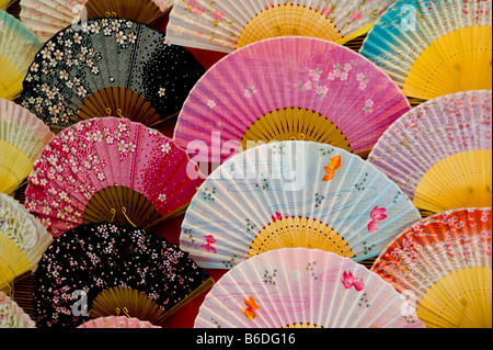 Fans traditionnels sur l'affichage dans un magasin à Chawan Théière zaka Lane à Kyoto, au Japon. Banque D'Images