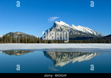 Reflet des montagnes Rocheuses dans les lacs Vermilion, dans le parc national Banff Alberta Canada Banque D'Images