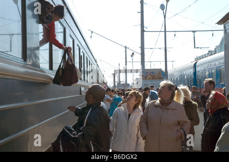 La Russie. Trans-Siberian train s'est arrêté à une station. 2007 Banque D'Images