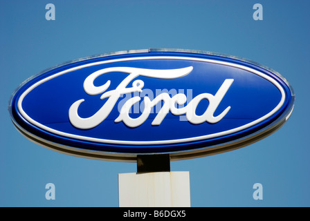 Le célèbre logo Ford au-dessus d'un concessionnaire d'automobiles de la difficulté à vendre des véhicules dans des conditions économiques difficiles Banque D'Images