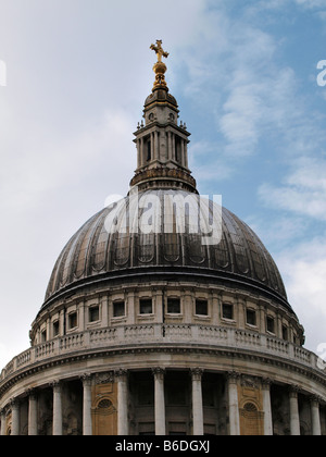 La grande coupole de Saint Pauls Cathedral avec golden cross sur top London UK Banque D'Images