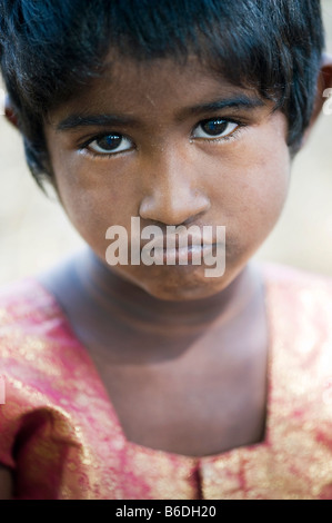 Triste à la rue indienne pauvre fille faisant la moue. L'Andhra Pradesh, Inde. Selective focus Banque D'Images