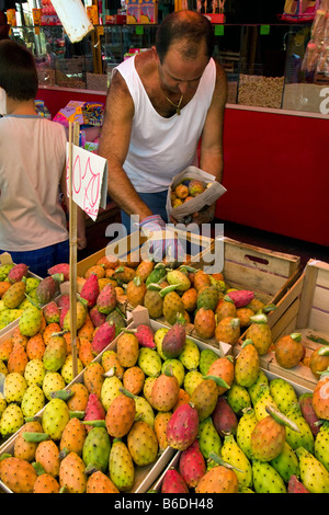 L'opérateur de marché vendre 'cactus fruit', Palerme, Sicile, Italie Banque D'Images