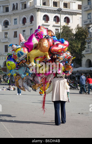 Vendeur de ballons sur la place Aristote et Electra Palace Hotel Thessaloniki, Grèce Banque D'Images