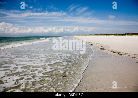 Une vague s'écrase sur la plage de Fort Desoto Park à Saint-Pétersbourg, en Floride. Banque D'Images