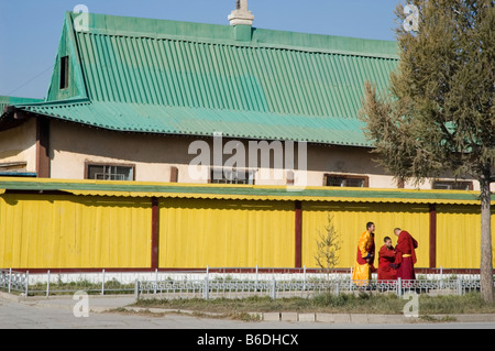 La MONGOLIE. Ulaan Baatar. Jeunes moines ajuster leurs robes avant d'aller aux classes. 2007 Banque D'Images