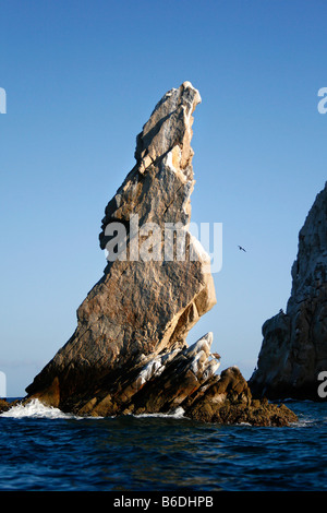 Rock pointant à Cabo San Lucas, Mexique. Photo prise depuis un bateau-taxi à Lands End. Banque D'Images