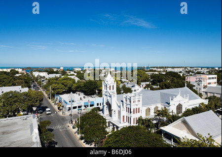 Vue vers le bas Duval Street du toit de l'hôtel Crowne Plaza La Concha, Wes clés,t Keys de Floride, USA Banque D'Images