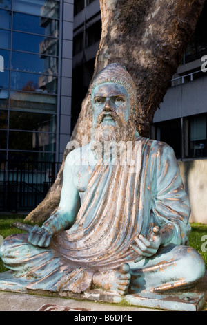 Statue du poète et philosophe Tamoul'l'Thiruva luvar. SOAS, UCL, Bloomsbury, London, England, UK Banque D'Images
