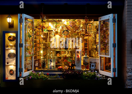 Une vitrine pleine de souvenirs touristiques de couleur dans le Petit Champlain à Québec Banque D'Images