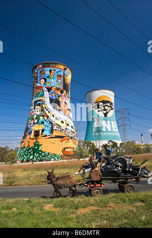 L'Afrique du Sud, Johannesburg, peint des tours, autrefois utilisé comme eau de refroidissement pour power plant Banque D'Images