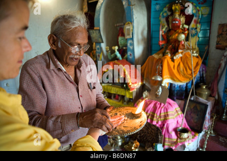 L'Afrique du Sud. Durban. Mature man in Indian temple hindou offrant Banque D'Images