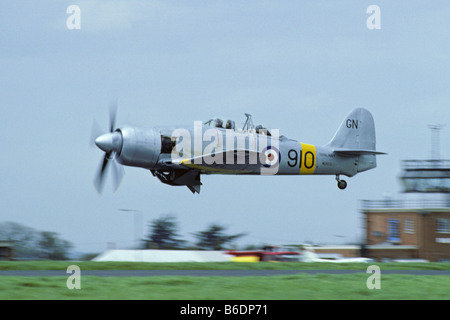 Hawker Sea Fury T20 prennent de plus en plus de piste à l'aérodrome de Biggin Hill Banque D'Images