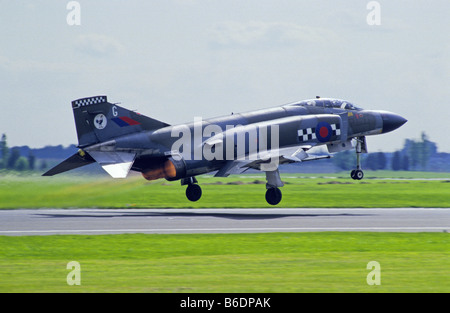 RAF McDonnell Douglas Phantom FG1 est à décoller à l'Aérodrome de Mildenhall Angleterre Banque D'Images