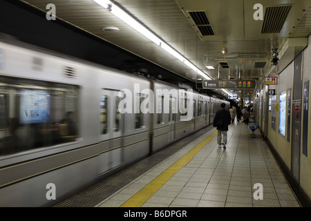 Une rame de métro arrêts le long de la plate-forme à la station de métro Kayabacho Tokyo sur la ligne Hibiya Banque D'Images