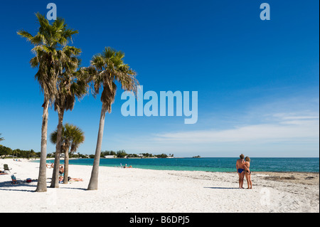 Couple sur la plage de Sombrero, Vaca Key, Marathon, Florida Keys Banque D'Images