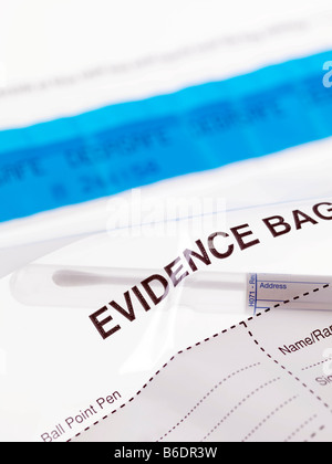 Les preuves médico-légales, essuyez l'échantillon d'une scène de crime à l'intérieur d'un sac de preuves médico-légales, l'écouvillon a été utilisée pour recueillir l'ADN Banque D'Images
