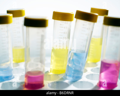 Les flacons d'échantillon. Les liquides de différentes couleurs stockées dans des flacons d'échantillon. Banque D'Images