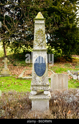 Obélisque commémoratif sur la tombe de Ian Fleming, auteur et créateur de James Bond 007 dans l'église du village Sevenhampton, Wiltshire, Royaume-Uni Banque D'Images