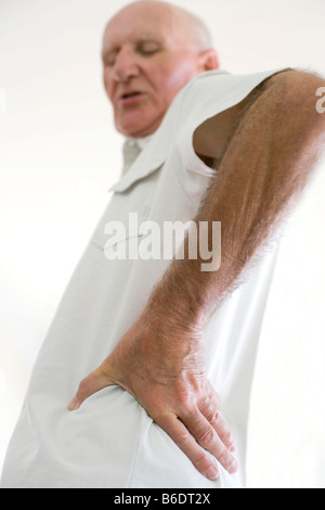 Hanche arthritique. L'homme à l'arthrose (arthrite) dans sa hanche. L'arthrite est une maladie dégénérative. Banque D'Images