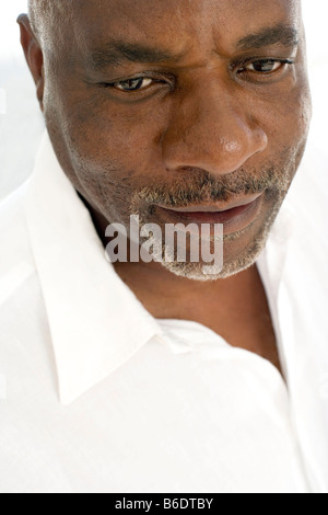 Homme fronçant. Banque D'Images