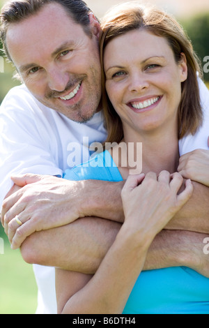 Couple embracing, Smiling man and woman relaxing. Banque D'Images