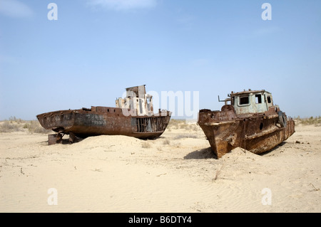 L'Ouzbékistan Nukus bateaux abandonnés sur ce qu'était la mer d'Aral 2008 Banque D'Images