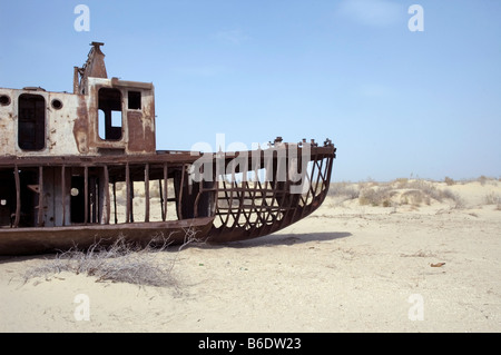 L'Ouzbékistan Nukus bateaux abandonnés sur ce qu'était la mer d'Aral 2008 Banque D'Images