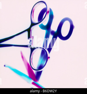 Le matériel chirurgical. Deux paires de pinces, ciseaux utilisés pour la tenue de tissu ou d'autres équipements au cours de la chirurgie. Banque D'Images