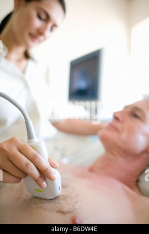 L'échocardiographie. Senior patient l'objet d'une échographie cardiaque. Banque D'Images