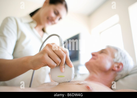 L'échocardiographie. Senior patient l'objet d'une échographie cardiaque. Banque D'Images