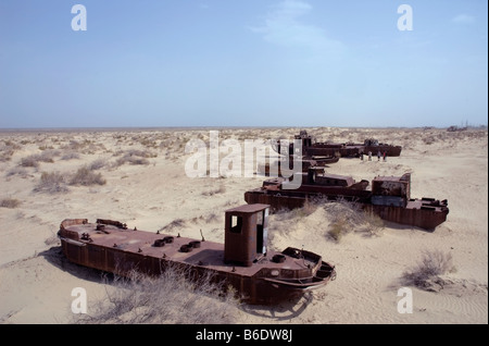 L'Ouzbékistan. Nukus. Le bateau est abandonné sur ce qui a été le littoral de la mer d'Aral. 2008 Banque D'Images